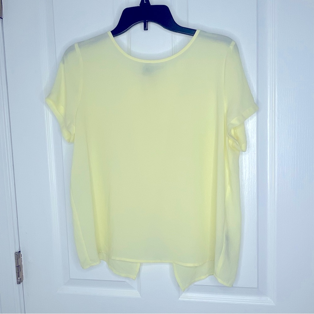 Soft Yellow Short Sleeve Chiffon Blouse with back split- Size Large